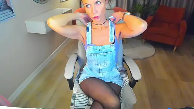 Snapshot of Elizabe_th chatting on February 16, 2025, 12:52 am Elizabe th online show from February 16, 2025, 12:52 am