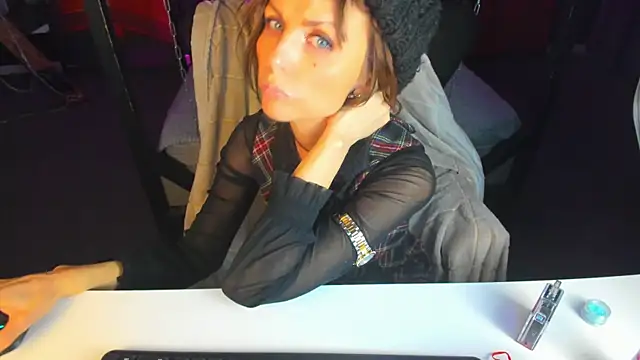 Snapshot of Elizabe_th chatting on March 9, 2025, 8:51 am Elizabe th online show from March 9, 2025, 8:51 am