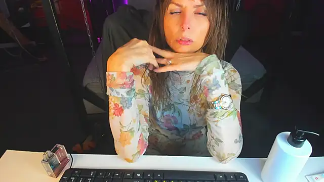 Snapshot of Elizabe_th chatting on March 10, 2025, 6:59 am Elizabe th online show from March 10, 2025, 6:59 am