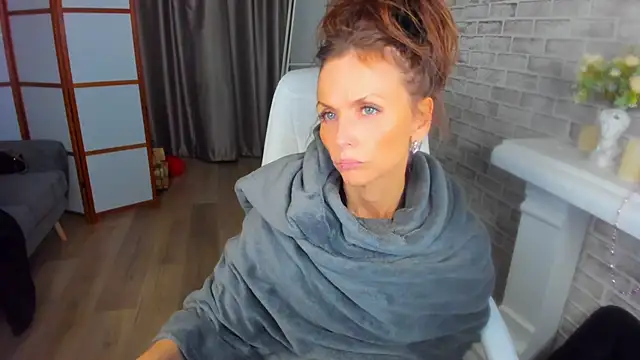 Snapshot of Elizabe_th chatting on March 12, 2025, 4:19 am Elizabe th online show from March 12, 2025, 4:19 am