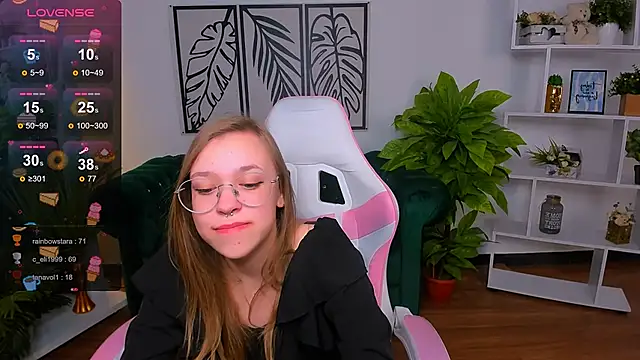 Snapshot of LayriantaVee chatting on February 11, 2025, 1:20 pm LayriantaVee online show from February 11, 2025, 1:20 pm