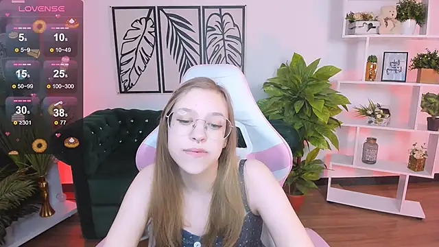 Snapshot of LayriantaVee chatting on February 16, 2025, 6:54 am LayriantaVee online show from February 16, 2025, 6:54 am