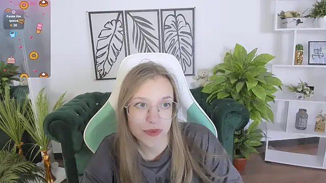 Snapshot of LayriantaVee chatting on September 18, 2025, 6:15 am LayriantaVee online show from September 18, 2025, 6:15 am