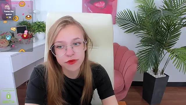 Snapshot of LayriantaVee chatting on September 22, 2025, 6:15 am LayriantaVee online show from September 22, 2025, 6:15 am