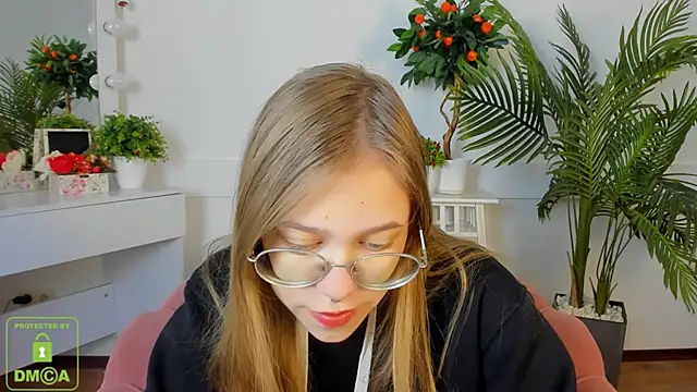 Snapshot of LayriantaVee chatting on October 12, 2025, 6:12 am LayriantaVee online show from October 12, 2025, 6:12 am