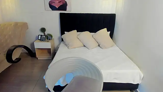 Scarlett  bell online show from October 9, 2025, 12:58 pm