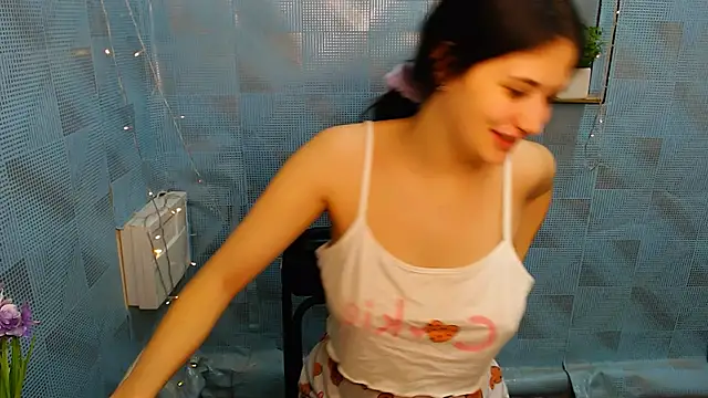 Snapshot of AliceSexyyy_ chatting on December 21, 2024, 2:09 am AliceSexyyy  online show from December 21, 2024, 2:09 am