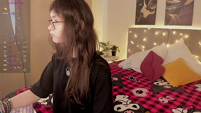 Snapshot of Emily_Strikeee chatting on April 1, 2026, 2:01 am Emily Strikeee online show from April 1, 2026, 2:01 am