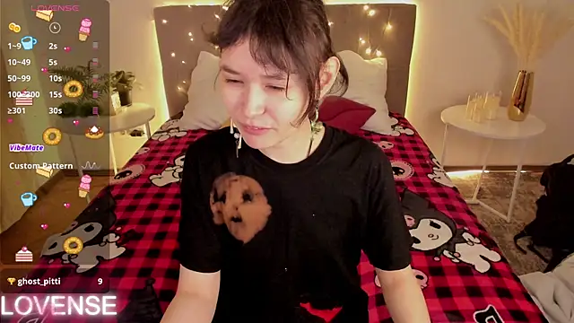 Snapshot of Emily_Strikeee chatting on April 12, 2026, 1:32 am Emily Strikeee online show from April 12, 2026, 1:32 am