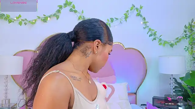 NahiaraReina online show from December 5, 2025, 1:52 pm