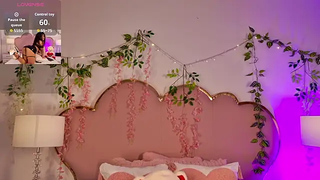 NahiaraReina online show from March 18, 2026, 1:36 pm