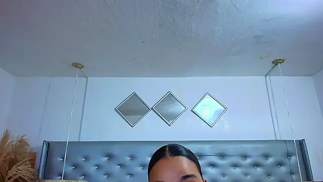 EileenBenzon online show from December 3, 2025, 4:49 pm