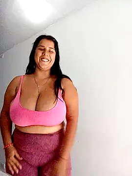 Snapshot of andreinabigtits chatting on February 4, 2025, 7:11 pm andreinabigtits online show from February 4, 2025, 7:11 pm