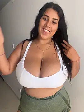 Snapshot of andreinabigtits chatting on February 11, 2025, 7:16 pm andreinabigtits online show from February 11, 2025, 7:16 pm