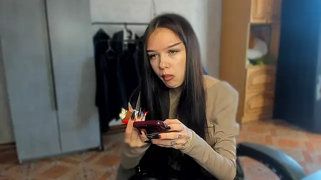 SweetyDeviliya online show from May 17, 2026, 12:01 pm