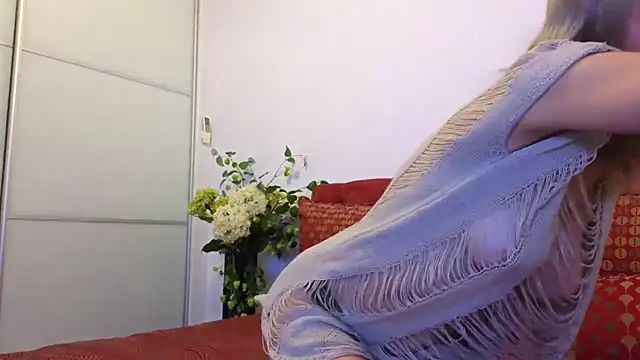 Snapshot of _Maddalena_ chatting on October 9, 2025, 8:40 pm  Maddalena  online show from October 9, 2025, 8:40 pm