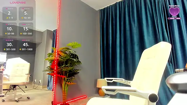 LaurynCopper online show from October 6, 2025, 6:00 am