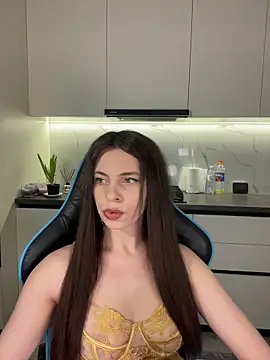 CurlyLara online show from April 6, 2026, 3:35 pm