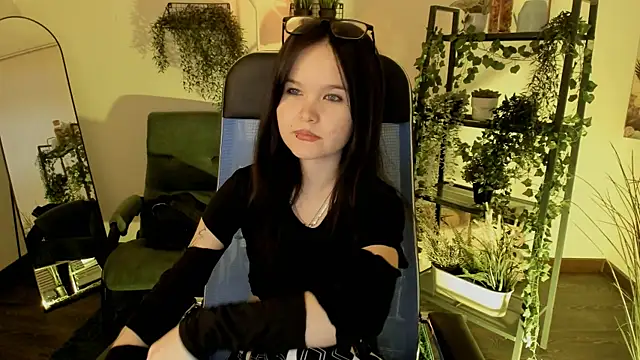 Elainebeness online show from May 27, 2026, 4:04 pm