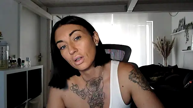 Snapshot of IntiMia chatting on October 13, 2025, 7:08 am IntiMia online show from October 13, 2025, 7:08 am