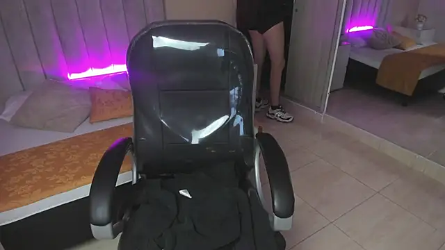 Charlotte Olsen  online show from April 7, 2026, 7:36 pm