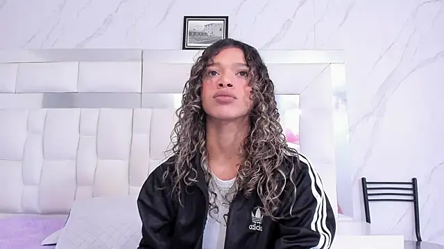 BritneyCollins online show from September 18, 2025, 11:45 am