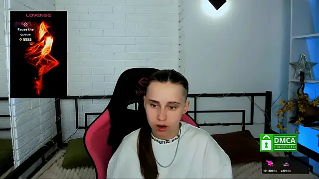 Dolly  Queen  online show from December 19, 2024, 8:13 pm