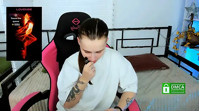 Dolly  Queen  online show from December 19, 2024, 11:14 pm