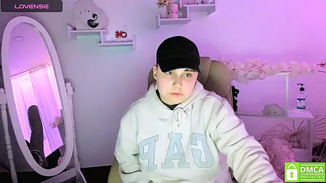 Dolly  Queen  online show from March 15, 2025, 9:05 pm