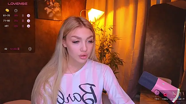 Snapshot of Ella_Milla chatting on January 15, 2025, 9:56 am Ella Milla online show from January 15, 2025, 9:56 am