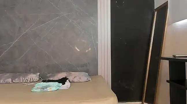 YummyDuooo online show from February 6, 2025, 1:32 pm