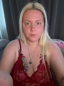 Snapshot of Blondiee3088 chatting on August 4, 2026, 8:28 am Blondiee3088 online show from August 4, 2026, 8:28 am