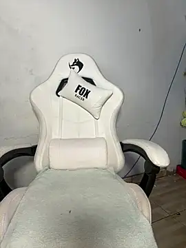 Snapshot of RuivaRaposinha chatting on March 5, 2025, 2:12 pm RuivaRaposinha online show from March 5, 2025, 2:12 pm