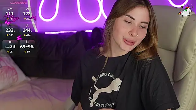 Snapshot of JennyyLuv chatting on November 3, 2025, 1:51 am JennyyLuv online show from November 3, 2025, 1:51 am