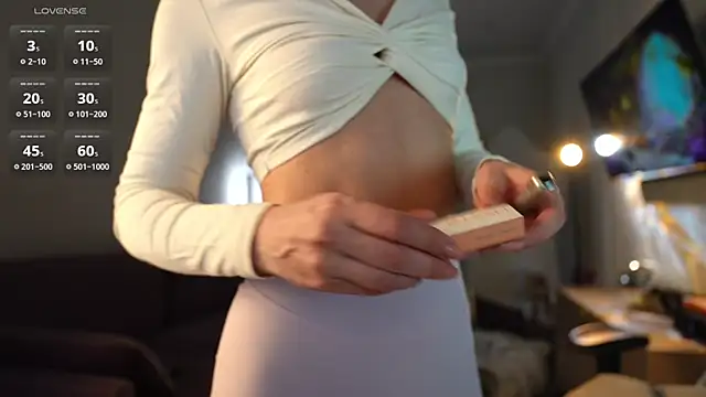 Coconutkittyy online show from April 7, 2026, 4:40 pm