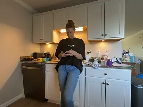 Snapshot of MissSwitch chatting on March 19, 2025, 2:13 pm MissSwitch online show from March 19, 2025, 2:13 pm