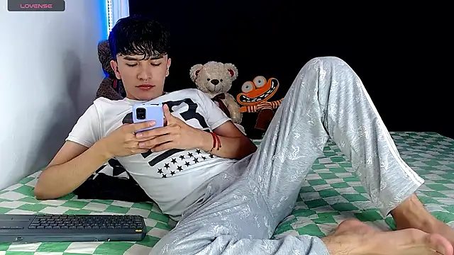 Snapshot of benji_hoter chatting on February 2, 2026, 11:03 pm benji hoter online show from February 2, 2026, 11:03 pm