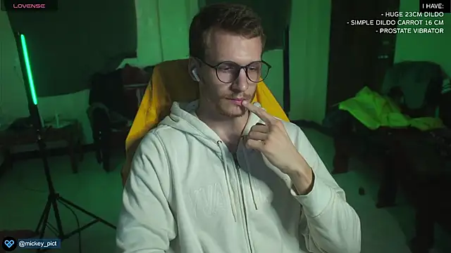 Snapshot of mickeypict chatting on December 23, 2024, 9:05 am mickeypict online show from December 23, 2024, 9:05 am