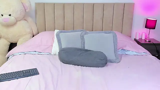 HannaRousse  online show from November 25, 2025, 8:31 pm