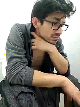 charlesss19 online show from February 26, 2025, 11:09 am