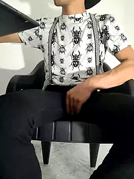 charlesss19 online show from March 3, 2025, 8:27 am