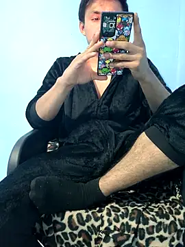 charlesss19 online show from December 1, 2025, 9:58 am