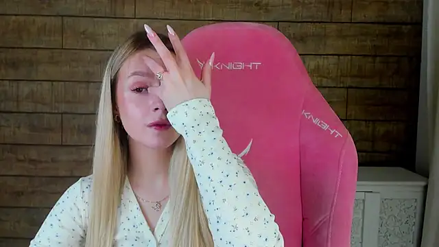 MilanaBalmain online show from March 4, 2026, 4:24 pm