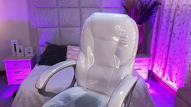 Mia Fischer online show from April 6, 2026, 12:28 pm