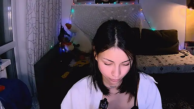 Snapshot of valorant_girl chatting on January 9, 2025, 5:43 pm valorant girl online show from January 9, 2025, 5:43 pm