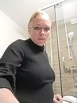 Doucelouve9 online show from March 16, 2026, 2:21 pm