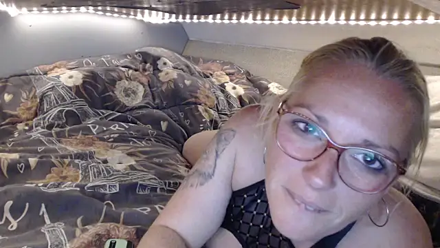 Doucelouve9 online show from March 18, 2026, 9:07 pm