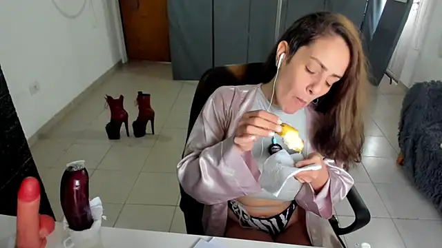 Snapshot of jessiburningheels chatting on February 5, 2025, 12:38 pm jessiburningheels online show from February 5, 2025, 12:38 pm