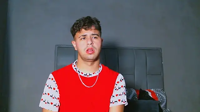 Snapshot of beautiful_james chatting on January 24, 2025, 4:39 pm beautiful james online show from January 24, 2025, 4:39 pm