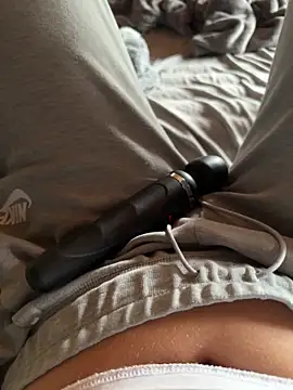 Snapshot of Ana-05 chatting on October 7, 2025, 10:12 am Ana-05 online show from October 7, 2025, 10:12 am